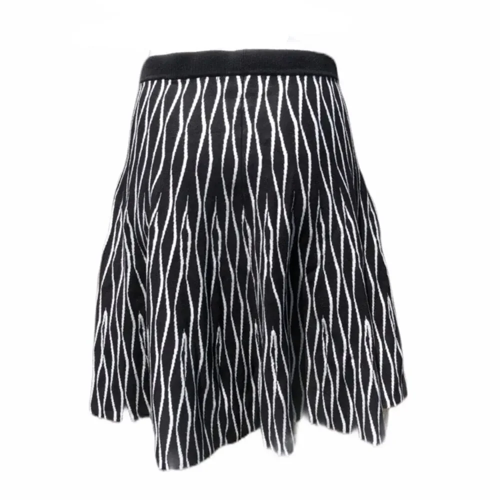 Context Lord & Taylor black white geometric design knit short skirt size Medium